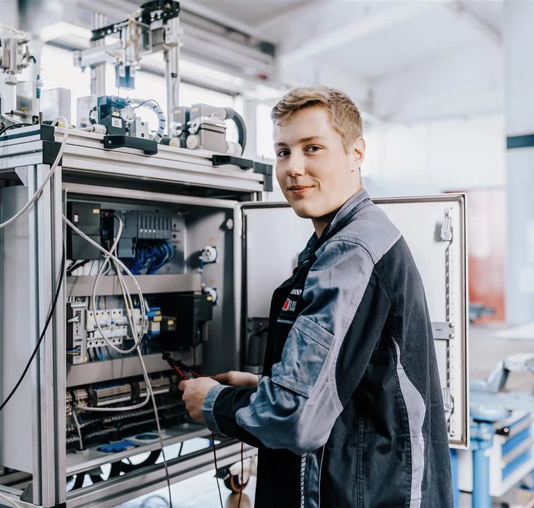 Ausbildung im Werk Auszubildender Elektroniker für Betriebstechnik im Werk