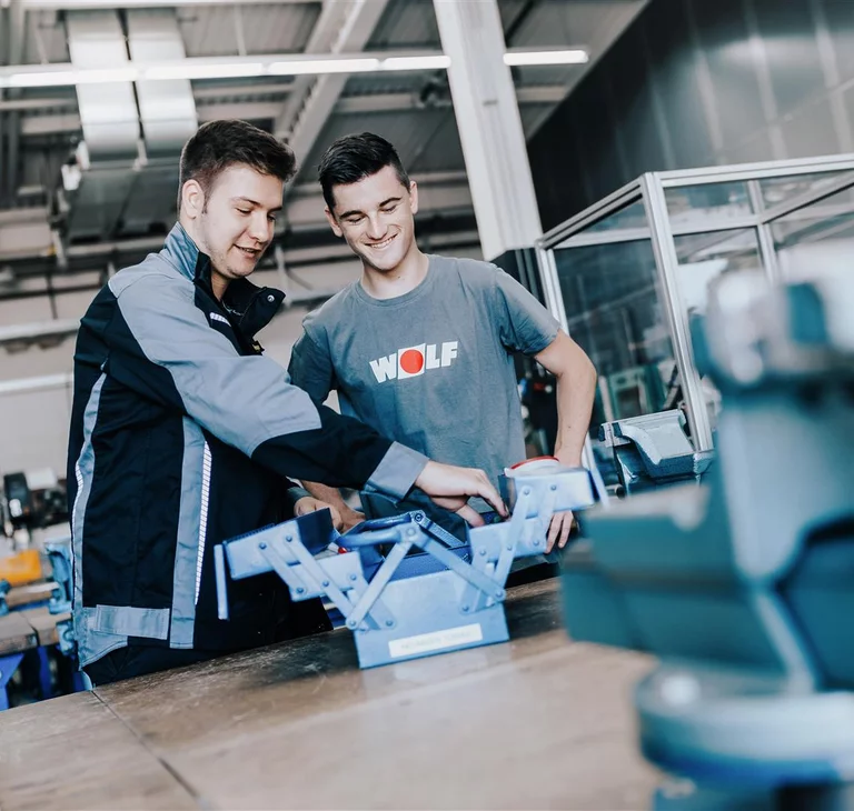 Zwei Auszubildende Anlagenmechaniker SHK im Werk