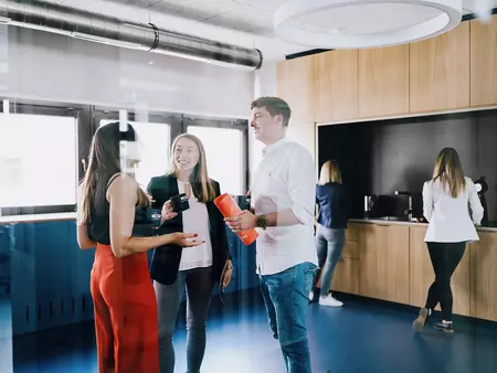 HR Mitarbeiter sitzen auf Stufen