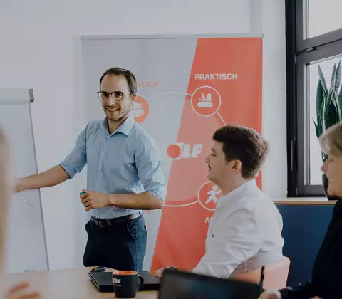 Mitarbeiter hält eine Präsentation