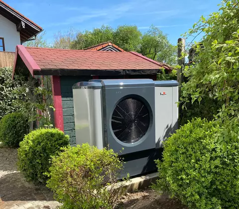 WOLF Wärmepumpe CHA Monoblock Wärmepumpe CHA Monoblock in einem Garten
