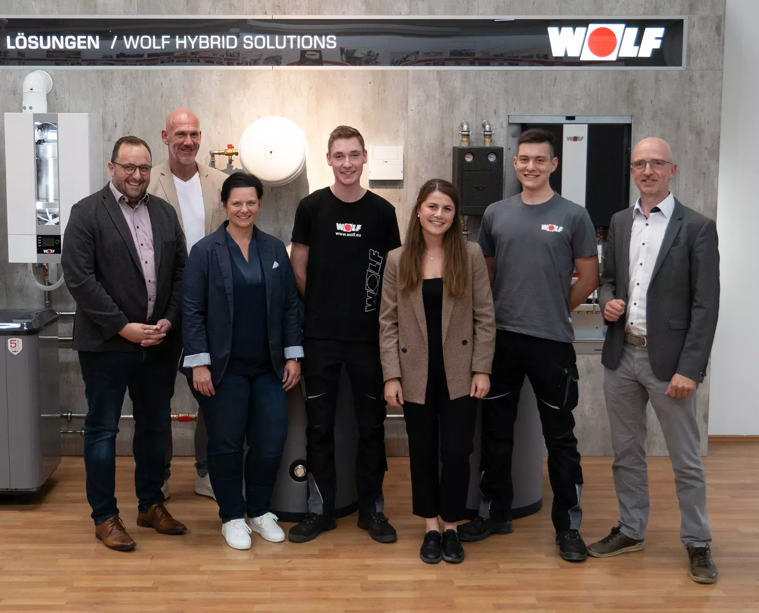 Gruppenbild der WOLF TOP Azubis mit Betreuern