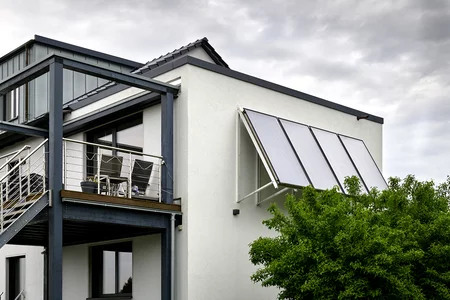 Gebäude mit Solar Anlage