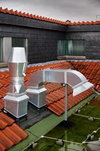 Kamine für die Außen- und Fortluft auf dem Dach installiert