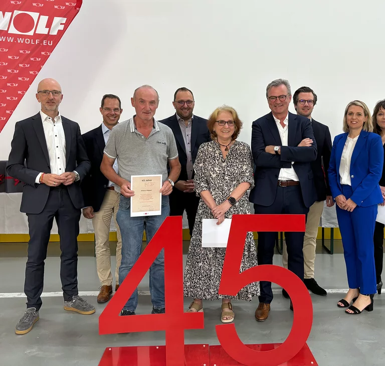 Die Jubilare mit 45 Betriebsjahren mit der WOLF Geschäftsführung und dem Vorsitzenden des Betriebsrats