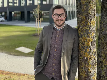 Simon Westermair, der neue Leiter des WOLF Schulungszentrums, vor dem CAMPUS-Gebäude