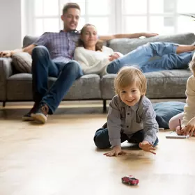 Familie zu Hause auf der Couch