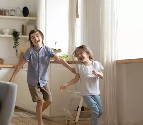 Lüftungsanlage Altbau Kinder spielen im Haus