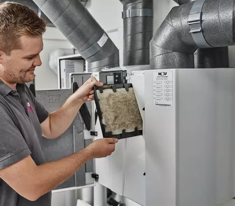 Entnahme des Filters einer Wohnraumlüftung