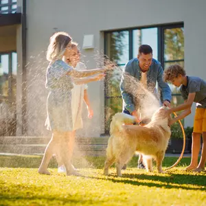 Familie scherzt im Garten