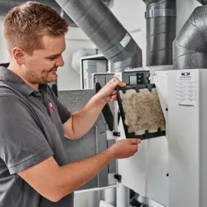 Fachhandwerker tauscht Filter in Lüftungsanlage
