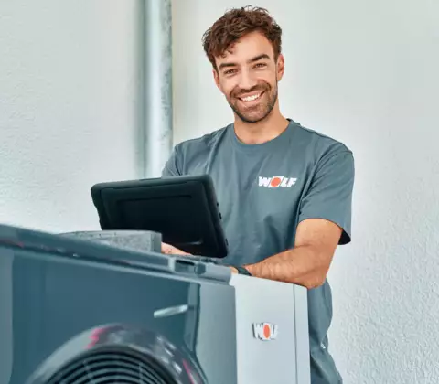 Fachhandwerker prüft CHA Monoblock