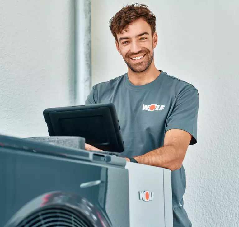 Fachhandwerker prüft CHA Monoblock