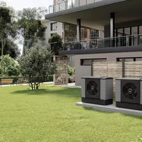 Wärmepumpenkaskade vor Mehrfamilienhaus